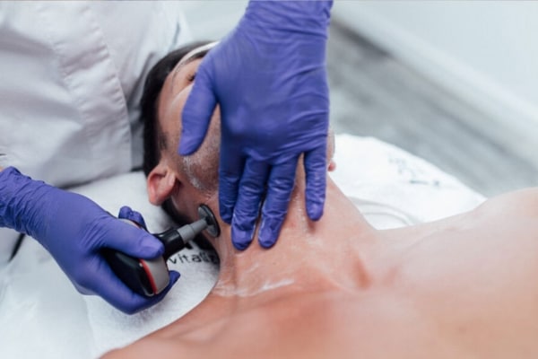 Soin raffermissement de la peau chez un homme au cabinet minceur et anti-âge à Magalas