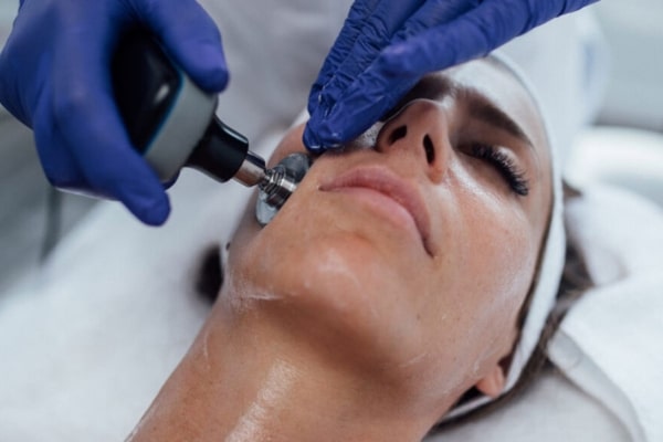 réalisation d'un soin rajeunissement du visage au cabinet d’expertise Minceur et Anti-âge à Magalas